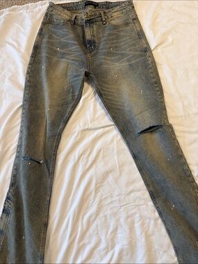 Slim Straight Men's Jeans in Faded Blue with Distressed Details
